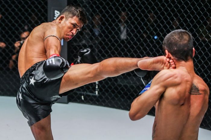 Aksi Superlek Kiatmuu9 saat mengalahkan Danial Williams di ONE Fight Night 8, Sabtu (25/3/2023) di Singapura.