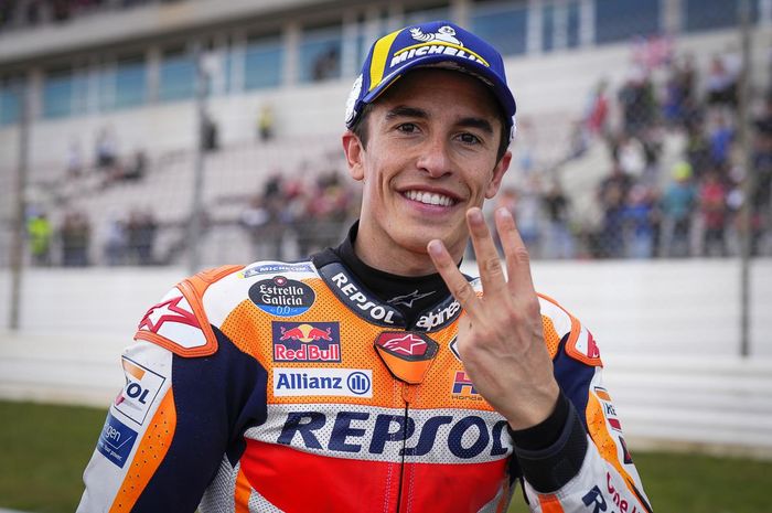 Pembalap Repsol Honda, Marc Marquez berpose usai amankan podium tiga pada sesi sprint MotoGP Portugal 2023, di Sirkuit Algarve, Portimao, Sabtu (25/3/2023). 