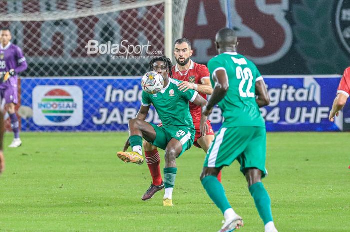 Bek naturalisasi timnas Indonesia, Jordi Amat (kanan), sedang mengawal ketat pemain timnas Burundi bernama Mussa Omar (kiri) saat bertanding di Stadion Patriot Candrabhaga, Bekasi, Jawa Barat, Sabtu (25/3/2023).