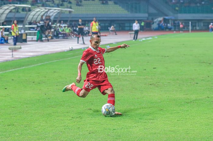Pemain sayap kanan timnas Indonesia, Riko Simanjuntak, akan menendang bola saat bertanding di Stadion Patriot Candrabhaga, Bekasi, Jawa Barat, Sabtu (25/3/2023).