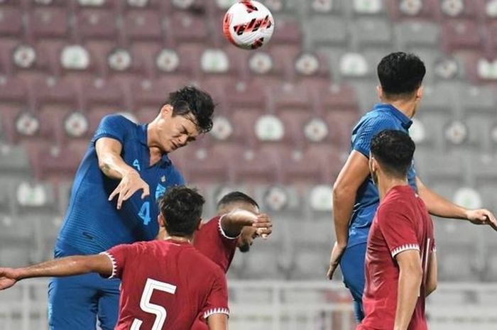 Bek Timnas U-23 Thailand, Jonathan Khemdee, tengah berduel dengan pemain Timnas U-23 Qatar.