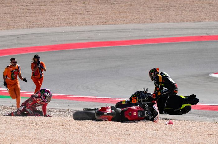 Insiden kecelakaan antara Luca Marini (Mooney VR46) dan Enea Bastianini (Ducati Lenovo) pada MotoGP Sprint di Sirkuit Algarve, Portimao, Portugal, Sabtu, 25 Maret 2023