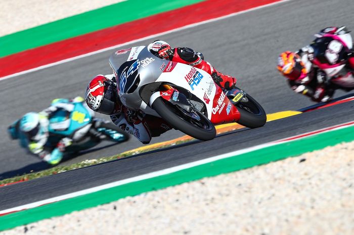 Pembalap Honda Team Asia, Mario Suryo Aji, saat kualifikasi Moto3 Portugal di Sirkuit Algarve, Portimao, Portugal,  25 Maret 2023.