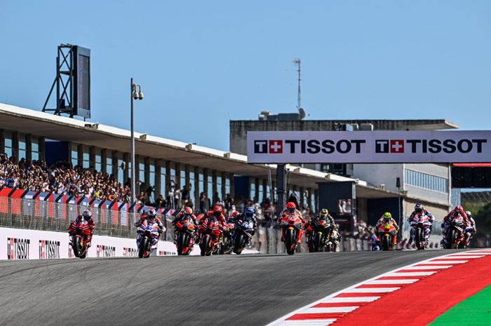 Para pembalap ketika menjalani sesi Sprint MotoGP Portugal 2023 di Sirkuit Algarve, Portimao, Portugal, Sabtu (25/3/2023)