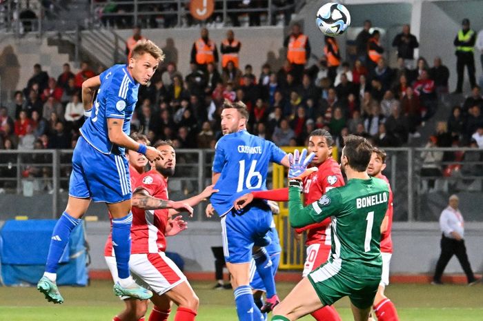 Pemain Italia, Mateo Retegui (kiri) mencetak gol lewat tandukan ke gawang Malta pada pertandingan Grup C babak kualifikasi Piala Eropa 2024 di National Stadium Ta'Qali, Senin (27/3/2023).