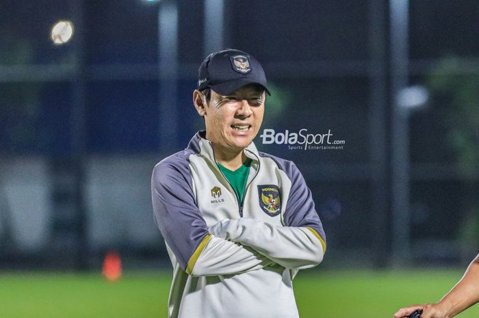 Pelatih Timnas Indonesia, Shin Tae-yong, sedang memberikan senyuman saat memantau para pemainnya berlatih di Stadion JIS (Jakarta International Stadium), Jakarta Utara, Senin (27/3/2023) malam.