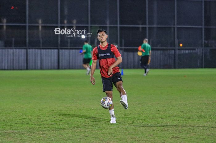 Bek sayap kiri timnas Indonesia, Pratama Arhan, sedang menguasai bola saat berlatih di Stadion JIS (Jakarta International Stadium), Jakarta Utara, Senin (27/3/2023) malam.