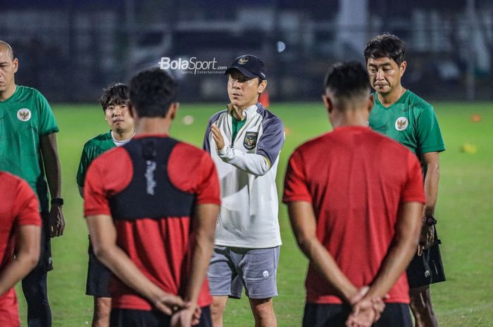 Pelatih Timnas U-23 Indonesia, Shin Tae-yong (tengah), sedang memberikan intruksi kepada para pemainnya saat berlatih di Stadion JIS (Jakarta International Stadium), Jakarta Utara, Senin (27/3/2023) malam.