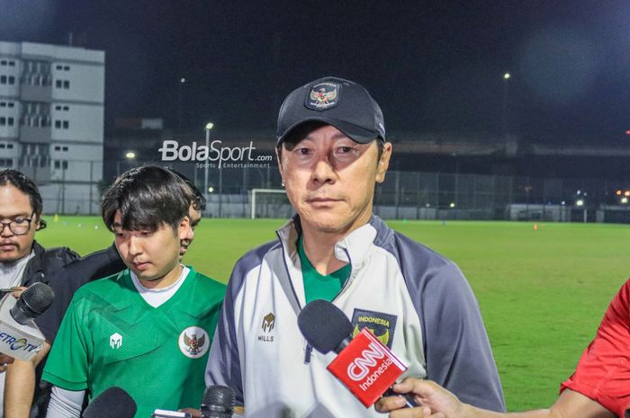 Pelatih Timnas Indonesia, Shin Tae-yong (kanan), sedang memberikan keterangan kepada awak media di Stadion JIS (Jakarta International Stadium), Jakarta Utara, Senin (27/3/2023) malam.