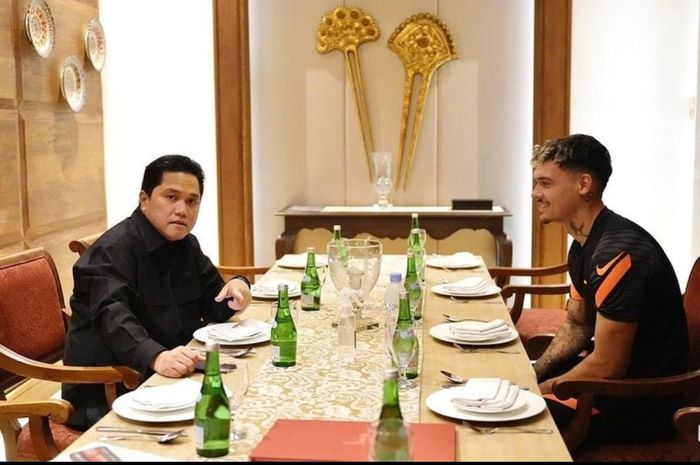 Ketua Umum PSSI, Erick Thohir, bersama dengan Shayne Pattynama