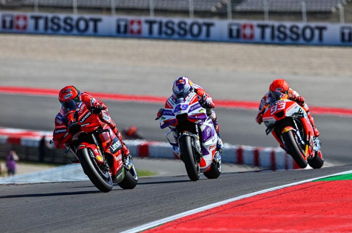 Dari depan, Francesco Bagnaia (Ducati Lenovo), Jorge Martin (Pramac Racing), dan Marc Marquez (Repsol Honda) sedang beradu kecepatan pada Sprint MotoGP Portugal 2023