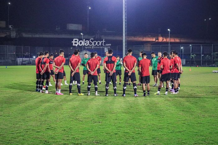 Skuat timnas Indonesia (skuad timnas Indonesia) sedang melakukan briefing jelang berlatih di Stadion JIS (Jakarta International Stadium), Jakarta Utara, Senin (27/3/2023) malam.