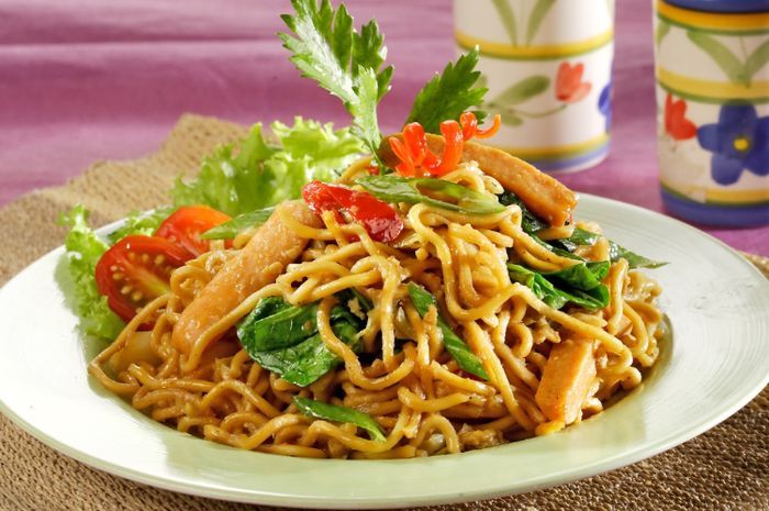 Hidangan mi goreng sosis ayam untuk menu sahur Ramadhan