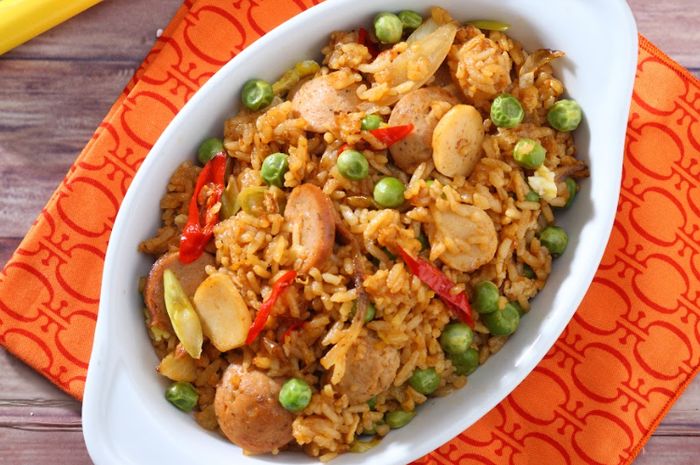 Hidangan nasi goreng sosis untuk menu sahur Ramadhan