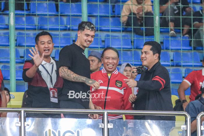 Shayne Pattynama ikut menyaksikan laga timnas Indonesia vs Burundi di Stadion Patriot Candrabhaga, Bekasi, Selasa (28/3/2023).