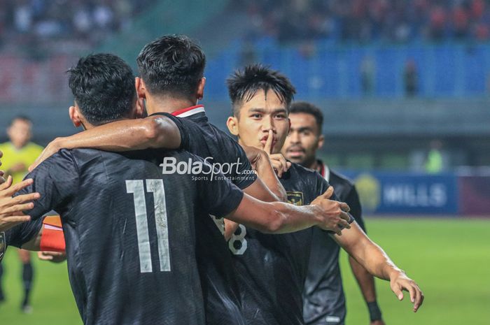 Pemain Timnas Indonesia Witan Sulaeman (kanan) selebrasi seusai mencetak gol laga kedua FIFA Matchday di Stadion Patriot Candrabhaga, Bekasi, Selasa (28/3/2023).