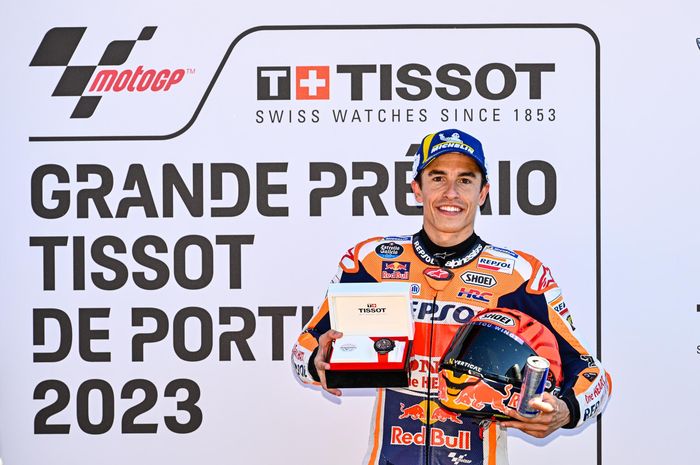 Pembalap Repsol Honda, Marc Marquez, berpose setelah finis kedua pada sprint race MotoGP Portugal di Sirkuit Algarve, Portimao, Sabtu (25/6/2023).