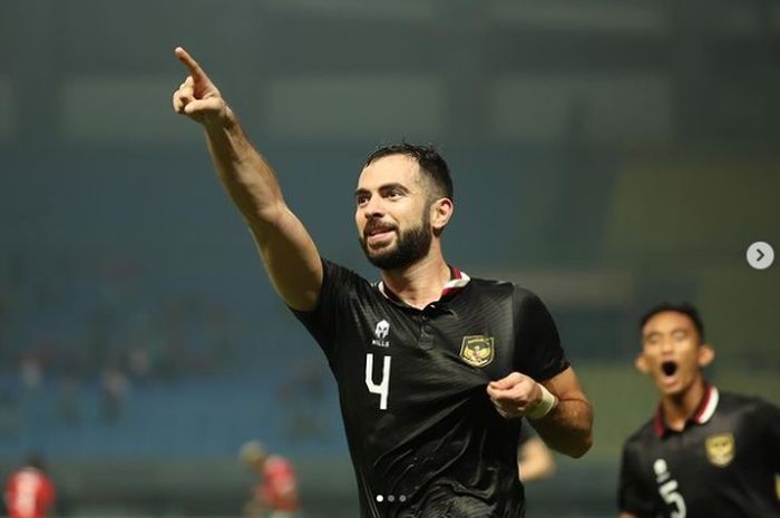 Selebrasi Jordi Amat usai cetak gol penyama kedudukan saat timnas Indonesia bermain imbang 2-2 atas Burundi, Selasa (28/3).