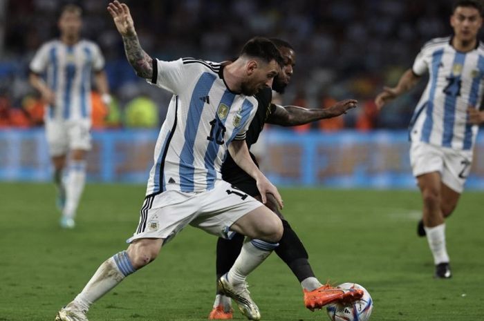 Aksi Lionel Messi dalam uji coba Argentina vs Curacao.