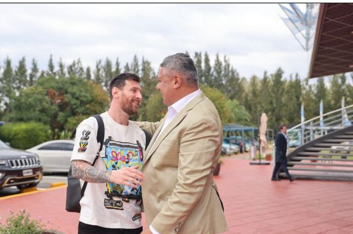 Presiden Federasi Sepak Bola Argentina (AFA), Chiqui Tapia, bersama Lionel Messi