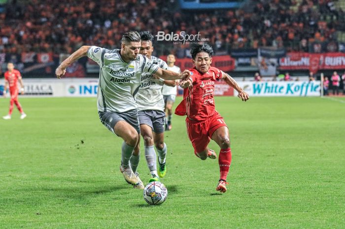 Nick Kuipers berduel dengan Firza Andika pada laga Persija vs Persib di Stadion Patriot, Jumat (31/3/2023).