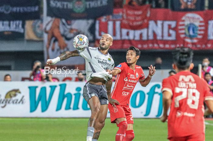 David da Silva berduel dengan Hansamu Yama pada laga Persija vs Persib di Stadion Patriot, Jumat (31/3/2023).