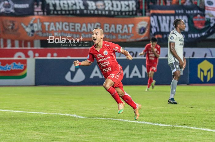 Pemain Persija Jakarta, Riko Simanjuntak, melakukan selebrasi seusai mencetak gol dalam laga pekan ke-28 Liga 1 2022 di Stadion Patriot Candrabhaga, Bekasi, Jawa Barat, Jumat (31/3/2023) malam