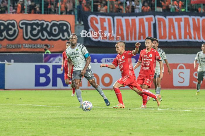 Pemain Persija Jakarta, Riko Simanjuntak (kanan), sedang menguasai bola dalam laga pekan ke-28 Liga 1 2022 di Stadion Patriot Candrabhaga, Bekasi, Jawa Barat, Jumat (31/3/2023) malam