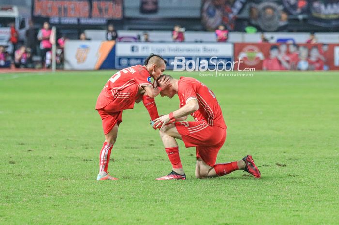Pemain Persija Jakarta, Riko Simanjuntak (kiri), sedang melakukan selebrasi dengan rekannya bernama Michael Krmencik (kanan) yang mampu mencetak gol dalam laga pekan ke-28 Liga 1 2022 di Stadion Patriot Candrabhaga, Bekasi, Jawa Barat, Jumat (31/3/2023) malam