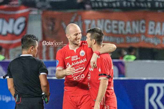Bek Persija Jakarta, Ondrej Kudela (kanan), sedang memeluk rekannya bernama Michael Krmencik (kiri) yang mampu mencetak gol dalam laga pekan ke-28 Liga 1 2022 di Stadion Patriot Candrabhaga, Bekasi, Jawa Barat, Jumat (31/3/2023) malam