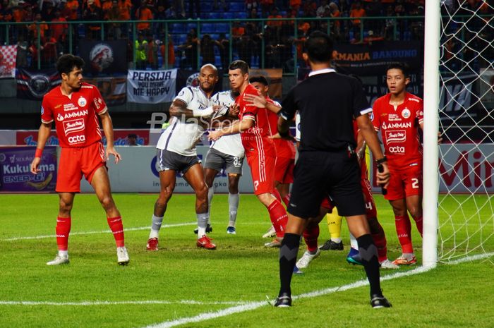 Tendangan sudut yang dilakukan oleh Persib Bandung berhasil dihalau oleh benteng pertahanan dari Persija Jakarta di Laga Derby