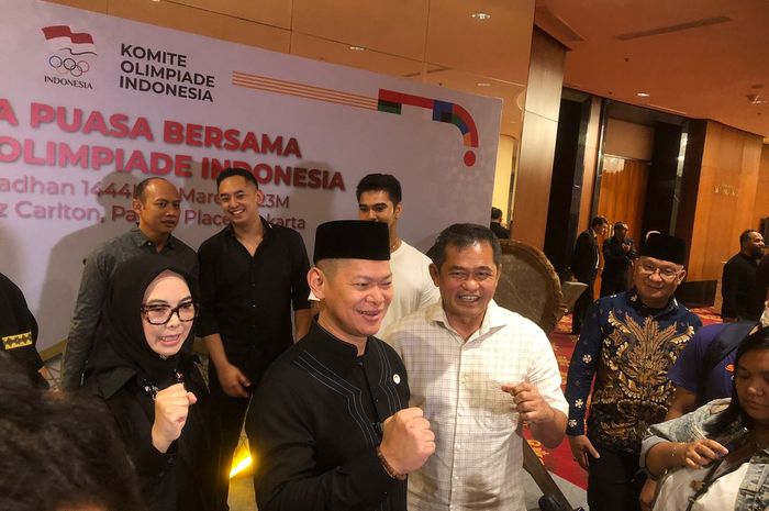 Ketua NOC Indonesia, Raja Sapta Oktohari (tengah), saat acara buka puasa bersama di Hotel Ritz Carlton Pasific Place, Jakarta Selatan, Jumat (31/3/2023).