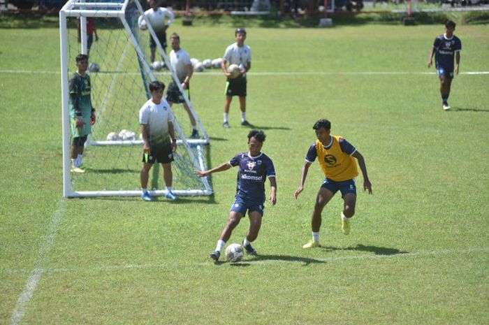 Dua pemain timnas u-20 Indonesia, Robi Darwis dan Kakang Rudianto masuk dalam daftar 22 pemain Persib Bandung untuk laga melawan Persija Jakarta (31/3/2023).