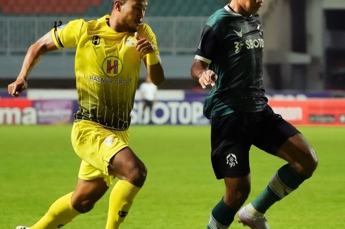 Bagas Kaffa berduel dengan lawan saat laga Persikabo 1973 vs Barito Putera di Stadion Pakansari, Bogor, Jumat (31/3).