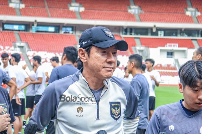 Pelatih timnas Indonesia, Shin Tae-yong, sedang memberikan keterangan kepada awak media di Stadion Utama Gelora Bung Karno (SUGBK), Senayan, Jakarta, Sabtu (1/4/2023).