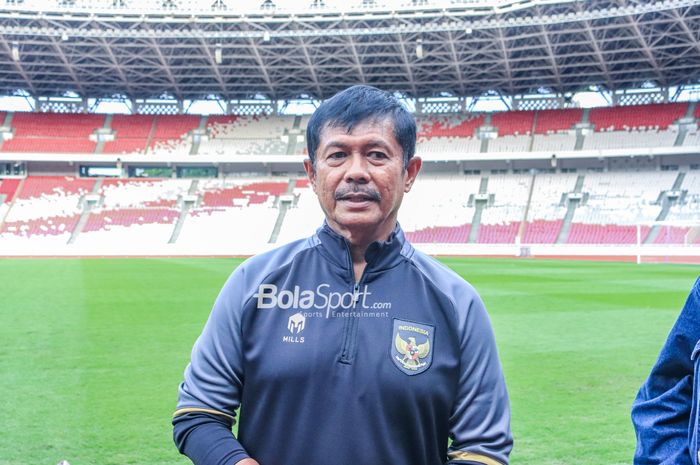 Pelatih timnas U-22 Indonesia, Indra Sjafri, sedang memberikan keterangan kepada awak media di Stadion Utama Gelora Bung Karno (SUGBK), Senayan, Jakarta, Sabtu (1/4/2023).