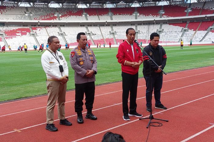 Presiden RI, Joko Widodo alias Jokowi saat memberikan keterangan kepada awak media di Stadion Utama Gelora Bung Karno (SUGBK), Senayan, Jakarta, pada Sabtu (1/4/2023).