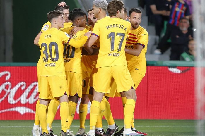 Para pemain Barcelona merayakan gol yang dicetak Robert Lewandowski ke gawang Elche.