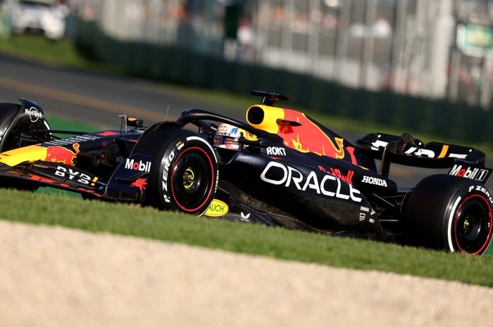 Pembalap Red Bull Racing, Max Verstappen, memenangi balapan Formula 1 GP Australia di Sirkuit Albert Park, Melbourne, Australia, 2 April 2023.