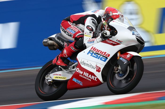 Pembalap Honda Team Asia, Mario Suryo Aji, pada hari kedua Moto3 Argentina di Sirkuit Termas de Rio Hondo, Santiago, Argentina, 1 April 2023.