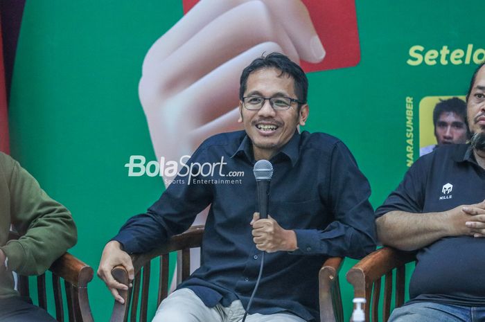 Pengamat sepak bola Indonesia, Akmal Marhali, sedang memberikan pandangannya dalam Diskusi Solusi Masa Depan Sepak Bola di kawasan Jakarta Pusat, 3 April 2023.