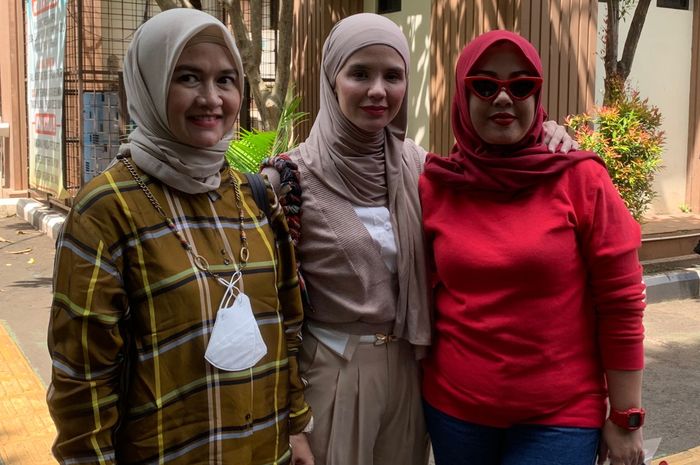  Aldilla Jelita bersama dua saksi, Nana dan Riry, yang dihadirkan di sidang perceraian dengan Indra Bekti, Senin (3/4/2023) di Pengadilan Agama Jakarta Selatan.