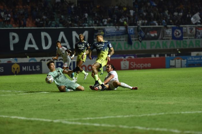 Peluang dari Ciro Alves yang berhasil dihalau Gianluca Pandeynuwu di laga Persib Bandung vs Persis Solo, Selasa (4/4). 