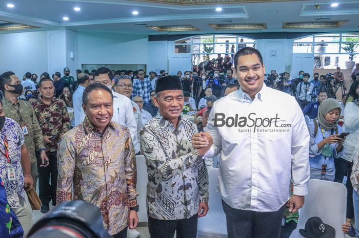 (Dari kiri ke kanan) Zainudin Amali, Muhadjir Effendy, dan Dito Ariotedjo dalam peresmiannya sebagai Menteri Pemuda dan Olahraga Republik Indonesia di Wisma Kemenpora, Senayan, Jakarta, 4 April 2023.