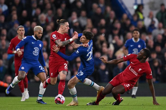 Liverpool's Greek defender Kostas Tsimikas (3L) and Liverpool's French defender Ibrahima Konate (R) compete for the ball with Chelsea's German midfielder Kai Havertz (3R) and Chelsea's English defender Reece James (2L) during the English Premier League football match between Chelsea and Liverpool at