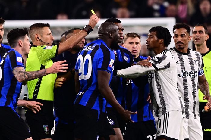 Romelu Lukaku dan Juan Cuadrado terlibat pertengkaran hingga keduanya dikartu merah dalam duel Juventus vs Inter Milan di semifinal Coppa Italia (4/4/2023).