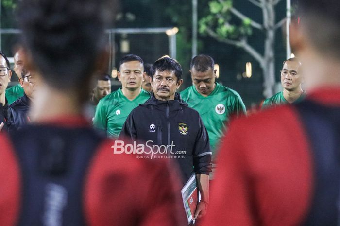 Pelatih timnas U-22 Indonesia, Indra Sjafri (tengah), sedang memberikan intruksi kepada para pemainnya di Lapangan A, Senayan, Jakarta, 5 April 2023.