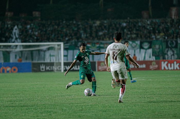 Suasana pertandingan antara Persebaya Surabaya melawan Persija Jakarta di Stadion Gelora Joko Samudro, Gresik, Rabu (5/4/2023)