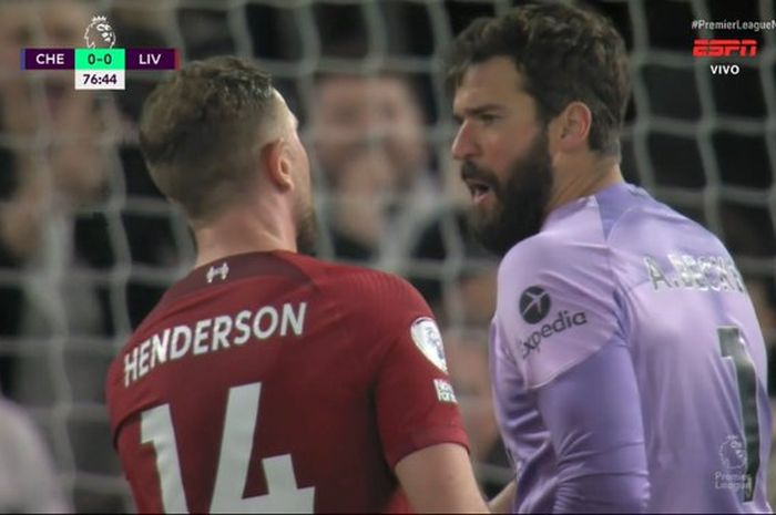 Kapten Liverpool Jordan Henderson saling bertengkar dengan rekan setimnya, Allison, dalam laga kontra Chelsea, Rabu (5/4/2023) dini hari WIB.
