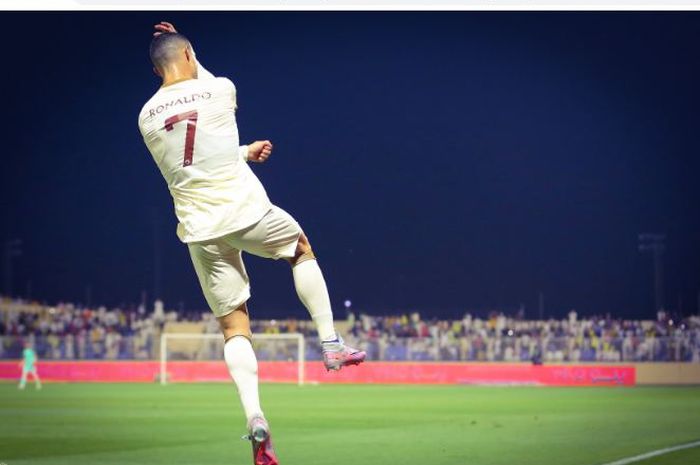 Selebrasi Cristiano Ronaldo usai menjebol gawang Al Adalah dalam lanjutan Liga Arab Saudi 2022-2023.